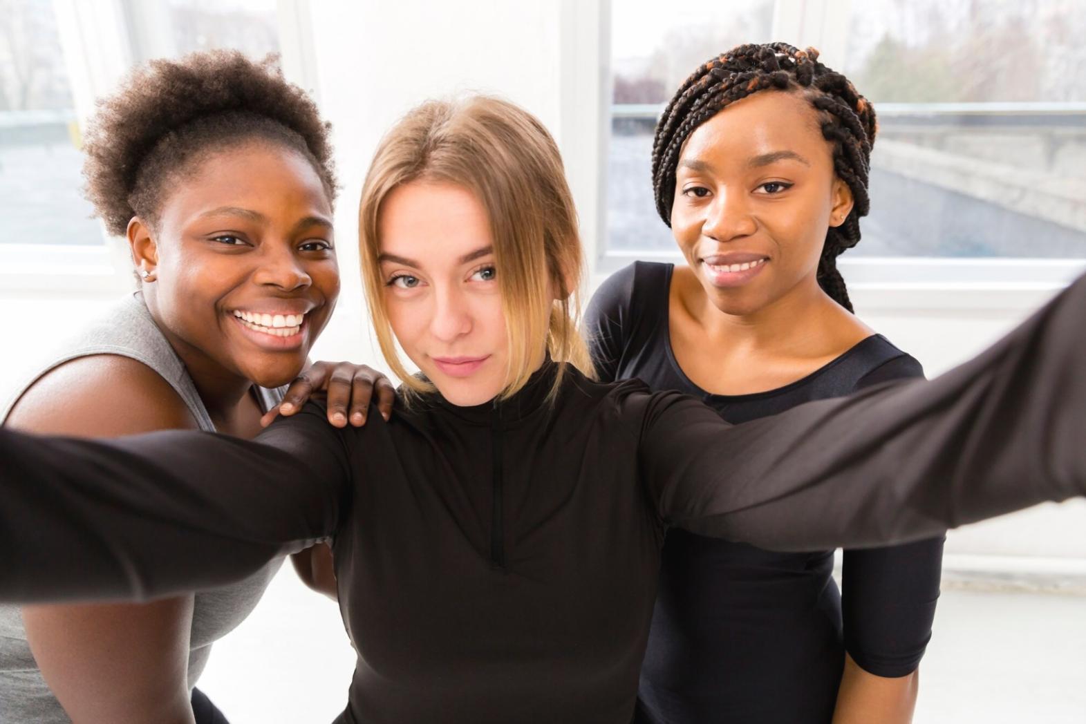 Equipo realizando actividades de gimnasia grupal en Rrontor