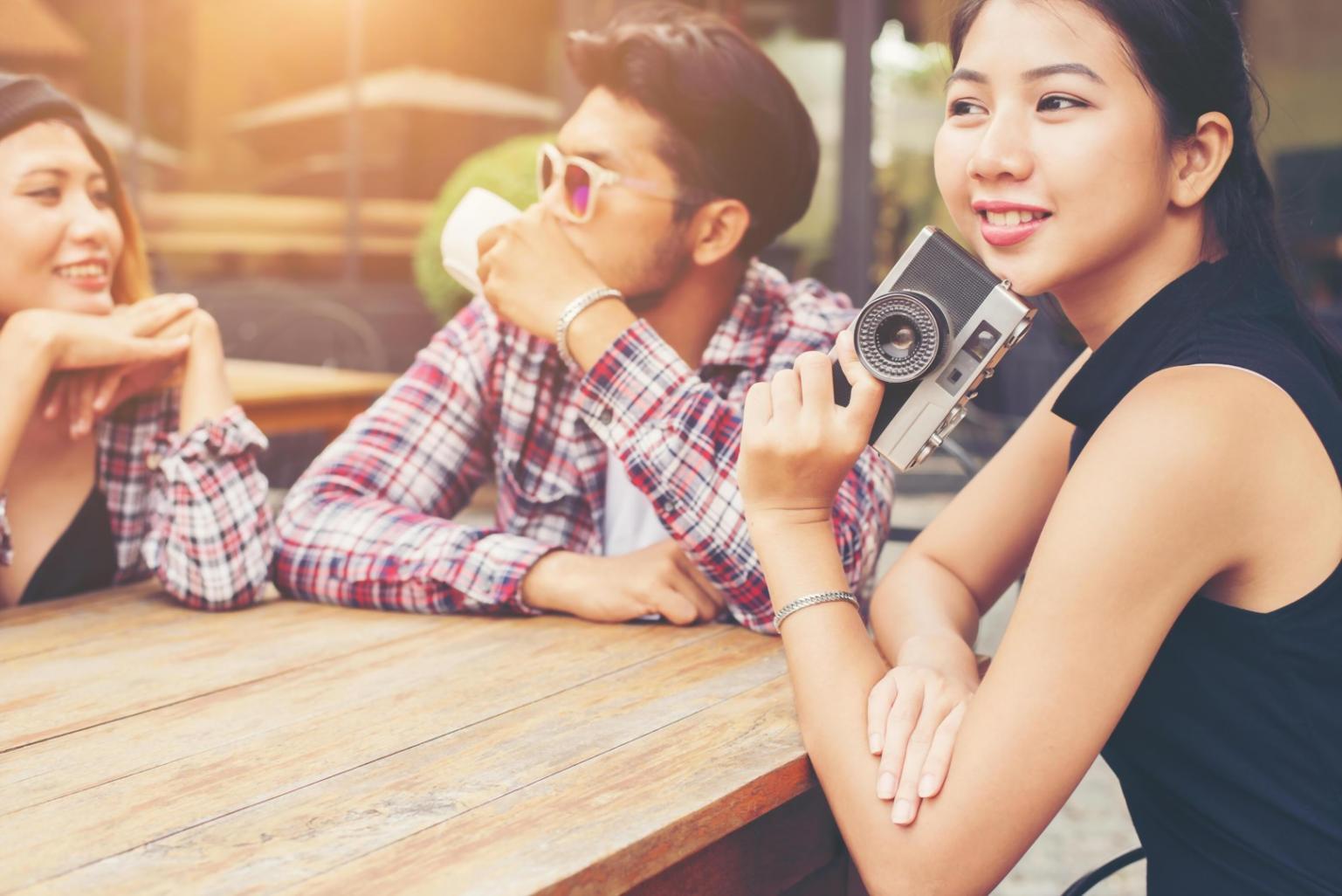 Grupo realizando ejercicio de coordinación en espacio amplio durante sesión de gimnasia